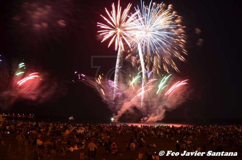 Momento inicial de los fuegos de esta medanoche (Foto Francisco Javier Santana)